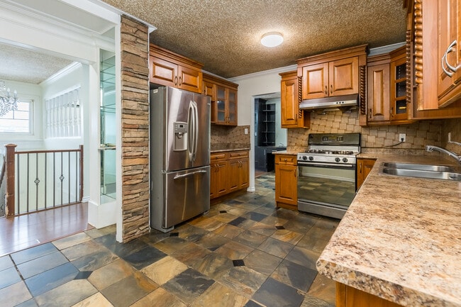 Photo - 2088 Majestic Crescent