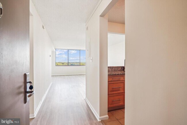 Photo - 10101 Grosvenor Pl Unit 1714