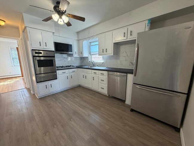 Photo - 10 E 10th St