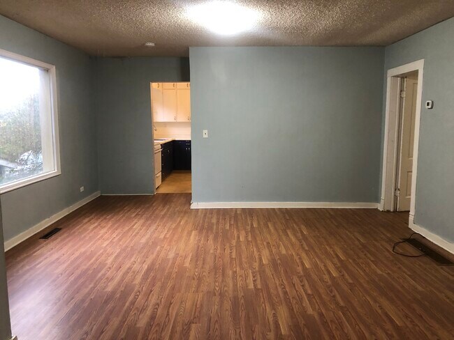 Photo - 320 SE High St