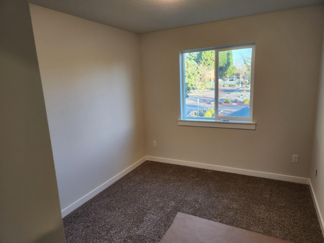 4101 Brooks Ave NE Unidad ( 4101 - CENTER UNIT )
