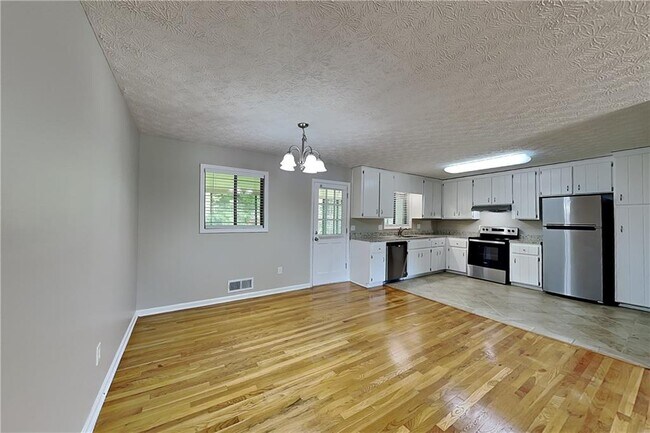 Photo - 151 Castleair Dr NE