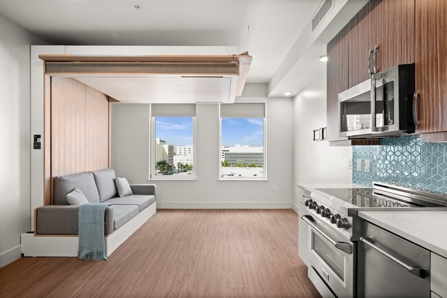Sala de estar con cama Ori - The Residences at 801 East Whiting Street