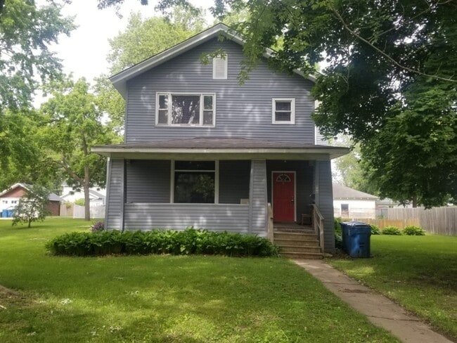 Building Photo - 906 4th Ave Rental