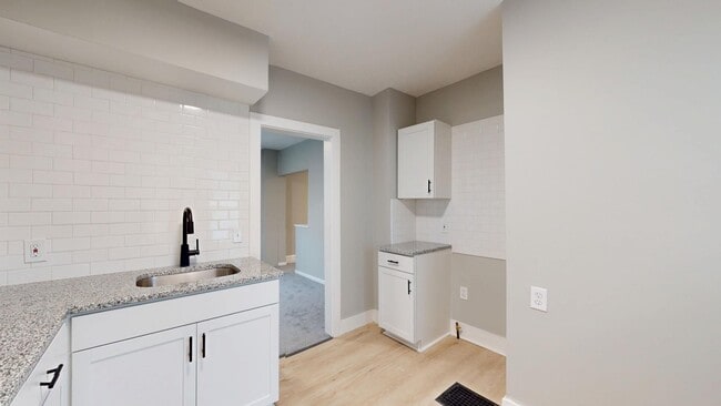 Building Photo - Old Brooklyn Area - 3 Bedrooms - Single Fa... Rental