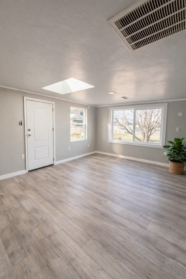 Photo - 2045 W 12th St