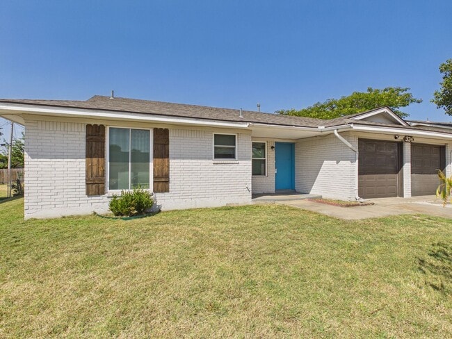 Photo - 324 NW Compass Dr