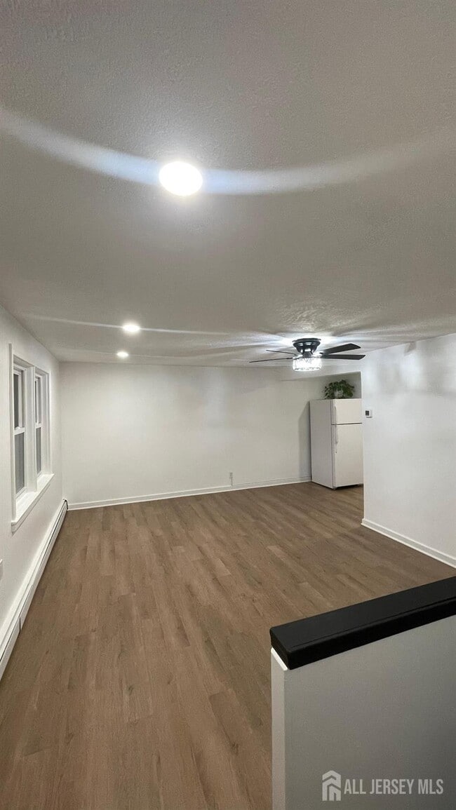 Building Photo - 749 Linden Ave