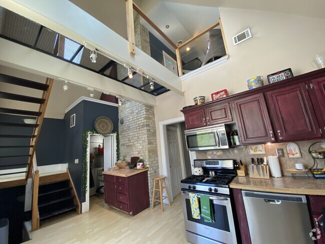 Building Photo - 1529 N Cass St Unit 1531 N. Cass -- Upper Rental