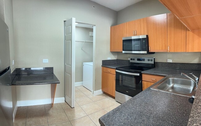 Photo - Limited Time: up to 3-Months FREE!  Look And Lease Special 1/2 Month Free Unidad 10126-B2 - New Yorker