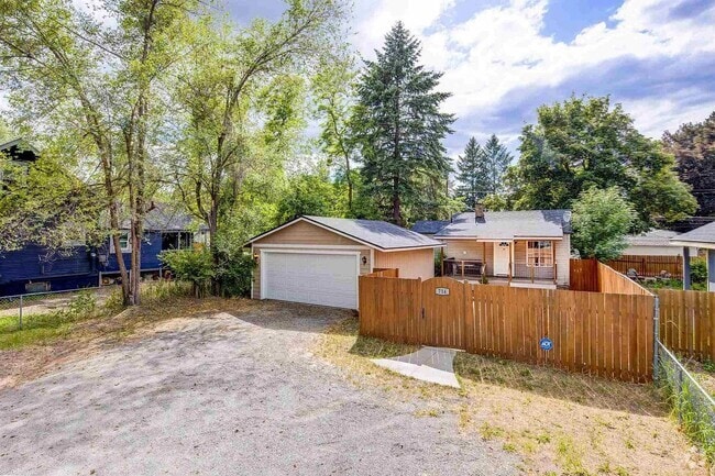 Building Photo - Stunning 3 Bed, 1 Bath Home on South Hill!