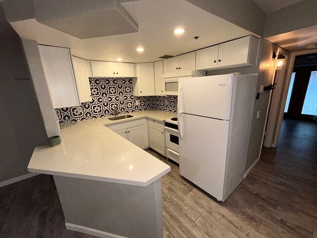 Building Photo - 12221 W Bell Rd Unit 156