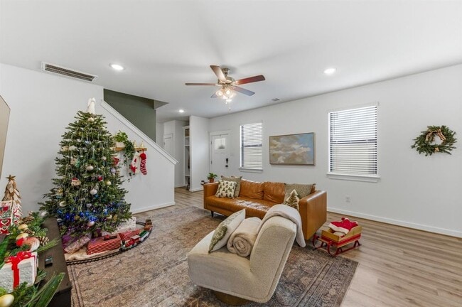 Photo - 159 Threshing Rd