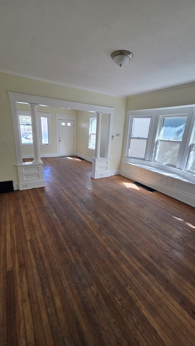 Photo - Move in Special: Security Deposit reduced to $750!!! Limited time!!