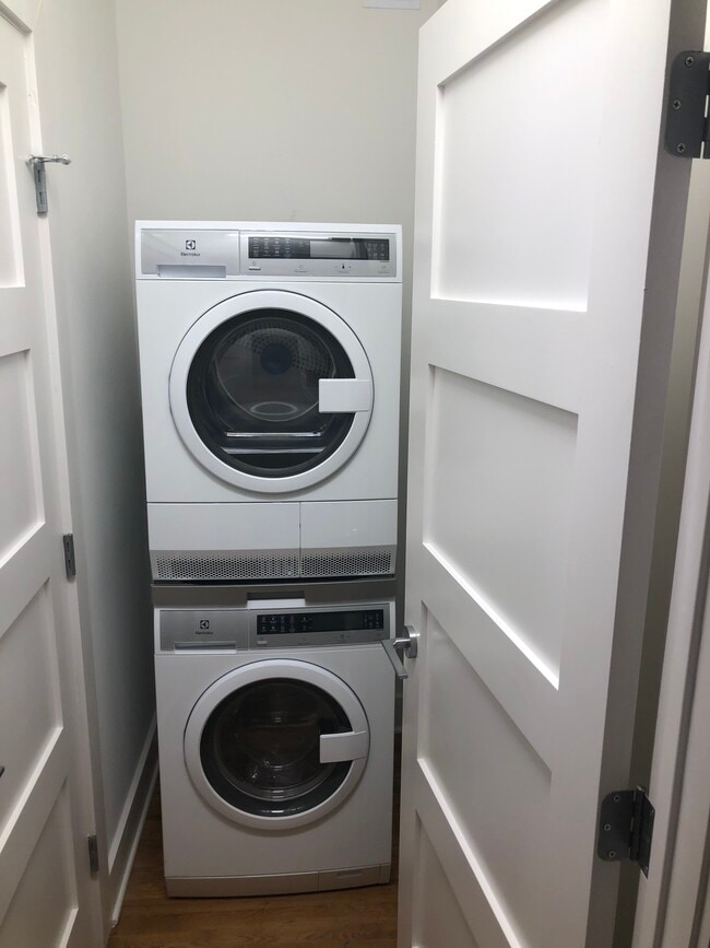 Photo - 302 E Grace St Unit 202