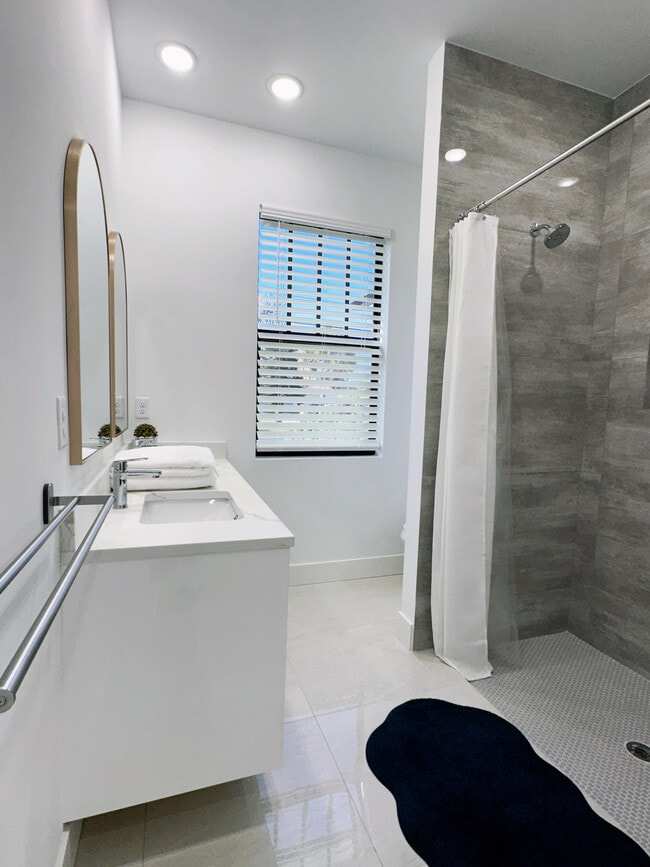 Building Photo - 4730 Marguerita Dr Unit A Rental