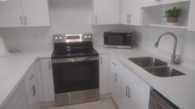 Photo - 9440 Live Oak Pl Unit 307