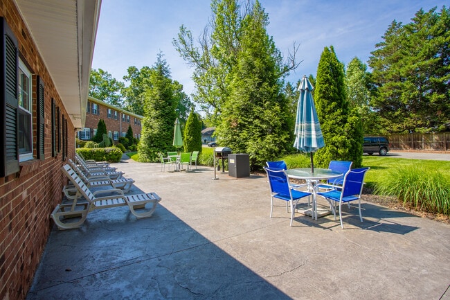 Common Area Grill - Elon Place Apartments