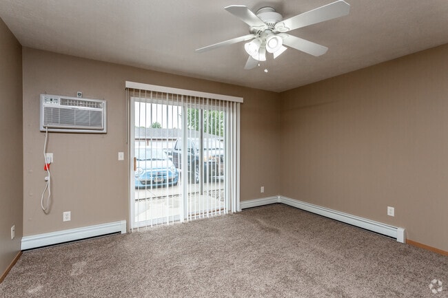1BR, 1BA - Corner/690 SF