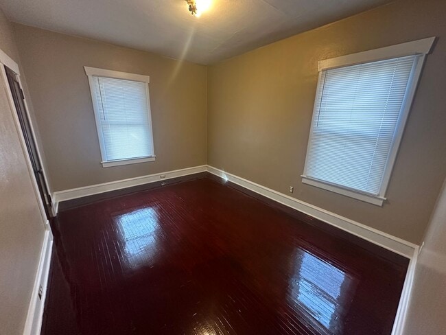 Photo - 3 Bed/1 Bath in Central Bloomington location!