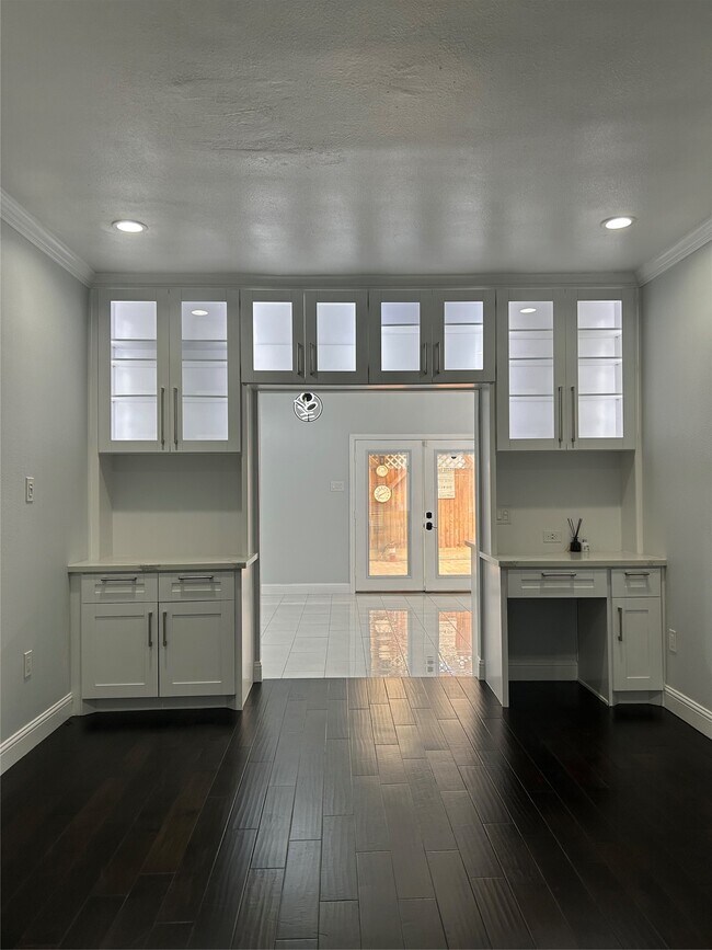 Photo - 840 Threadneedle St Unit 220