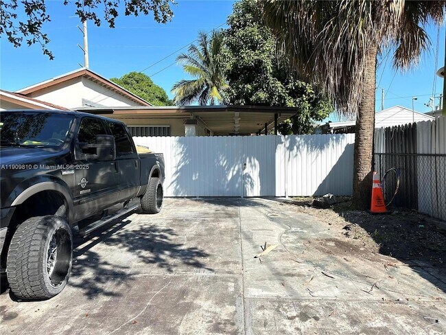 Photo - 4763 NW 3rd St Unidad 2