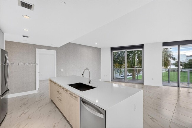 Photo - 2000 Metropica Wy Unit 203