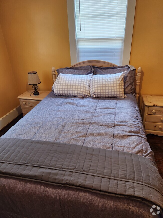 Queen bed - 1400 King Ave Rental