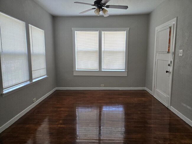 2236 N Interstate 35 - 2026-76