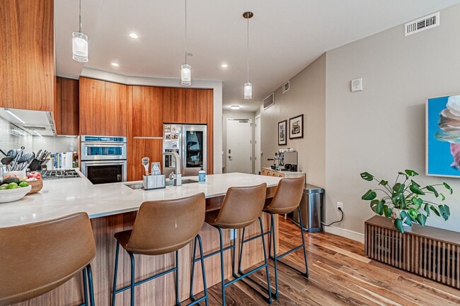 Building Photo - LUX 1BD, 1.5BA Lakehouse Condo with Bonus Den