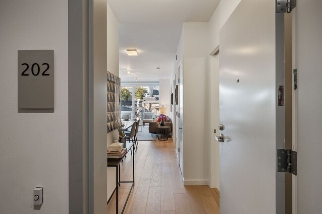 Photo - SoMA: Stylish 1 Bed Condo w/ Designer Finishes, Google Fiber, Bike Storage & Shared Roof Deck Unidad 870 Harrison St. #202