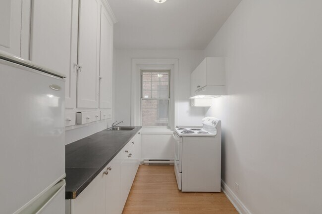 Building Photo - 2100 Rue du Fort