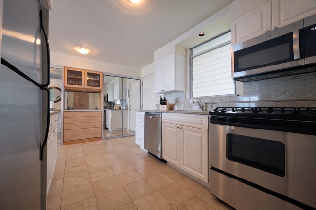 Photo - Waikiki Beach Front Condo! 1Bd/1Ba/1Prkg Furnished, W/D, Elec included, & MORE! Unit 1705