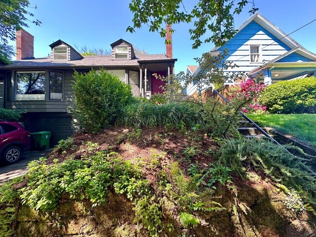 Building Photo - Lovely Duplex NE Portland - 2 bed, 1 bath w/Garage! Unit 2425