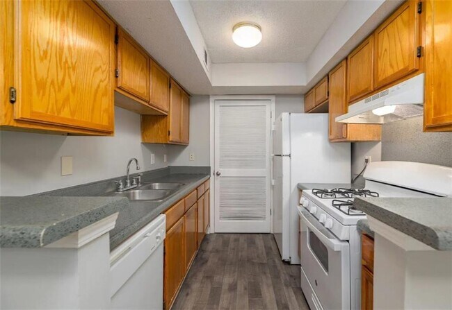 875 Hank Aaron Dr SW