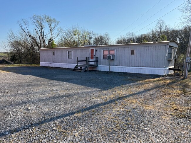 Building Photo - Country living at its BEST ! 2 bedroom 1 1... Rental