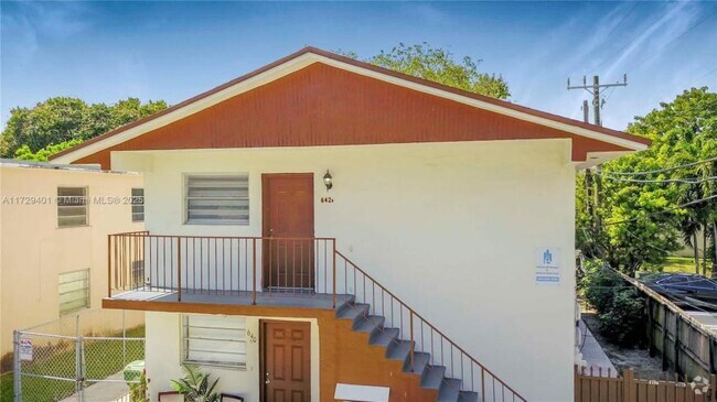 Building Photo - 2 bedroom in Hilaeah FL 33010 Rental