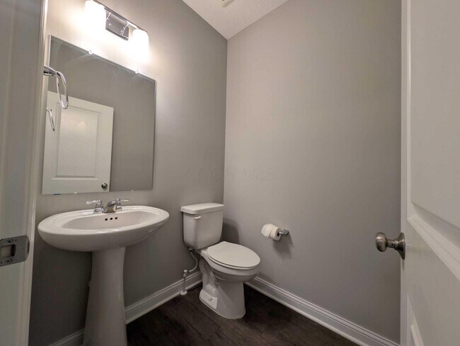 Photo - 800 Avebury Dr