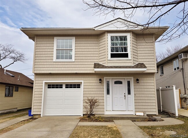 Building Photo - 451 E Pine St Unit upper