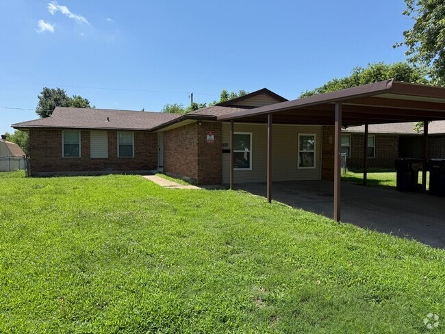 Building Photo - Completely remodeled 3 bed 1 & 1/2 bath ho... Rental
