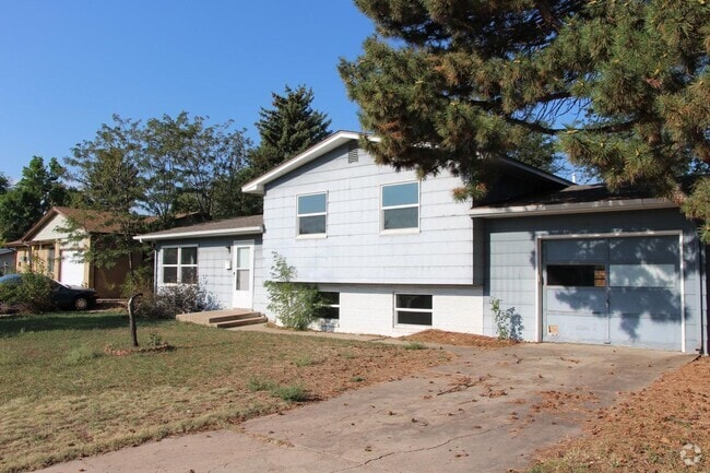 Building Photo - Great Location with this Charming House