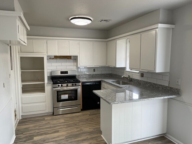 Photo - 3 bedroom home for rent in SW OKC,  - granite counter-tops! new stainless gas range and new dishw...