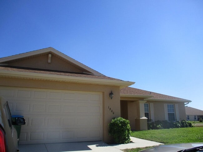 Building Photo - 1900 Kismet Pkwy W