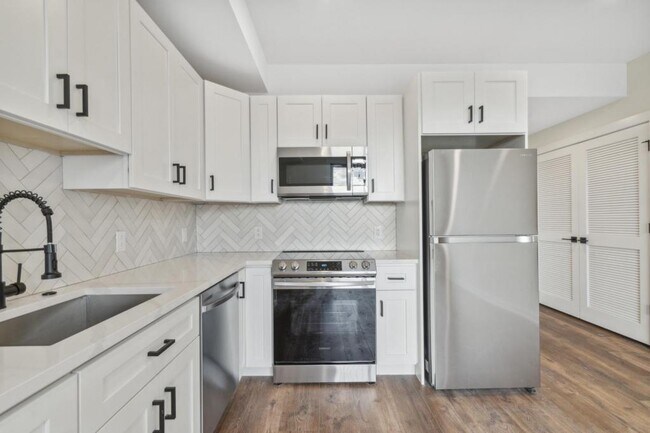 Photo - 6211 Woodbine Ave