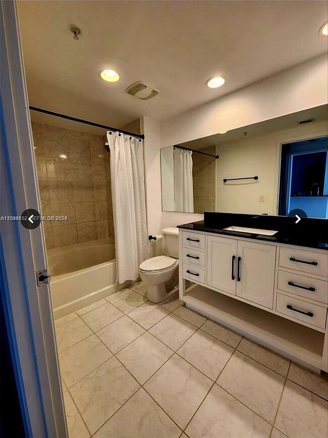 Photo - 18800 NE 29th Ave Unidad 1007