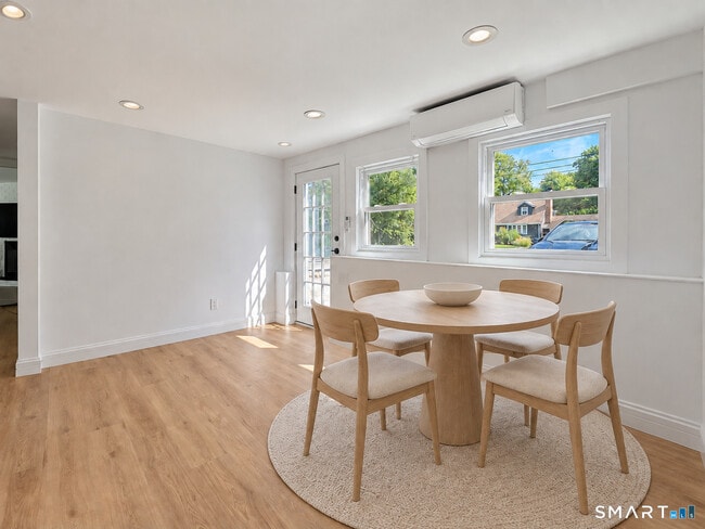 4 Robert Ln Unit B
