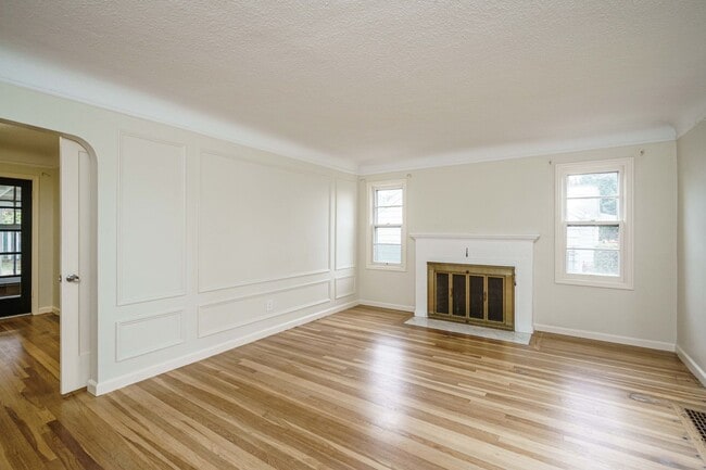 Photo - PET FRIENDLY Super Cute Craftsman Home 3 bedroom 1 Bath with Basement
