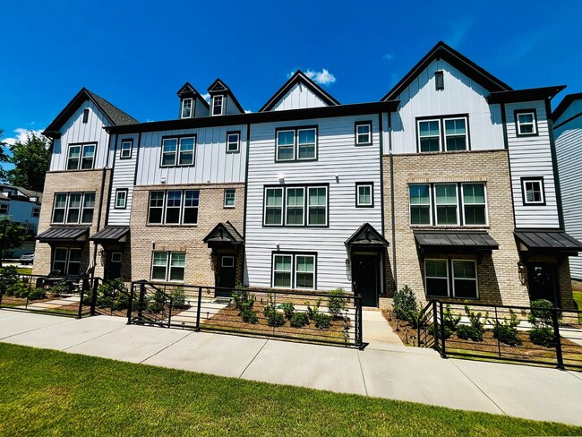 Building Photo - Beautiful 4BR Townhouse in Ballantyne