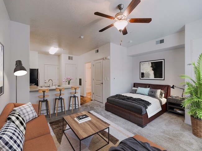 Sala de estar del estudio con área de descanso - Providence Place Apartments