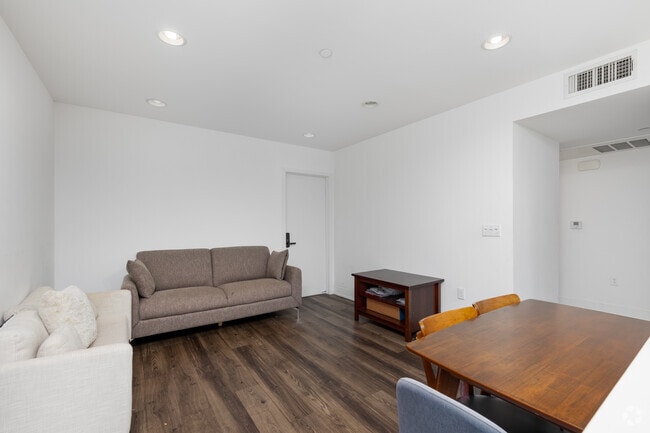 4BD, 3BA - 1,309SF - Living Room